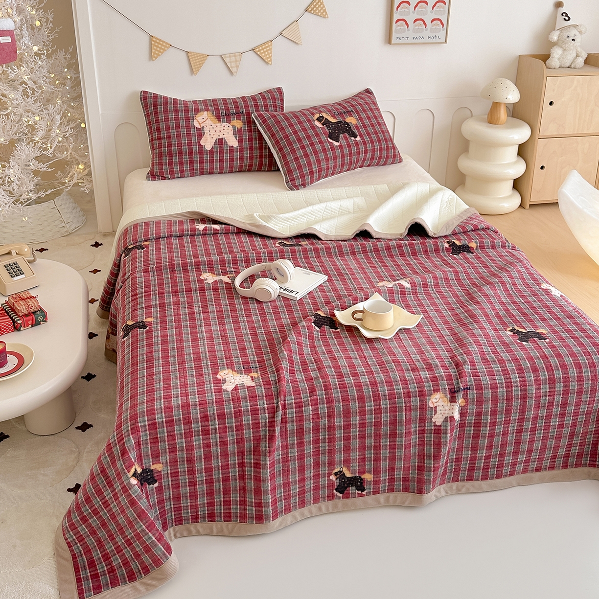 91家纺网 家纺一手货源 找家纺 RYB红黄兰 2025新款设计师原创数码印花牛奶绒夹棉床盖三件套 幸运加马