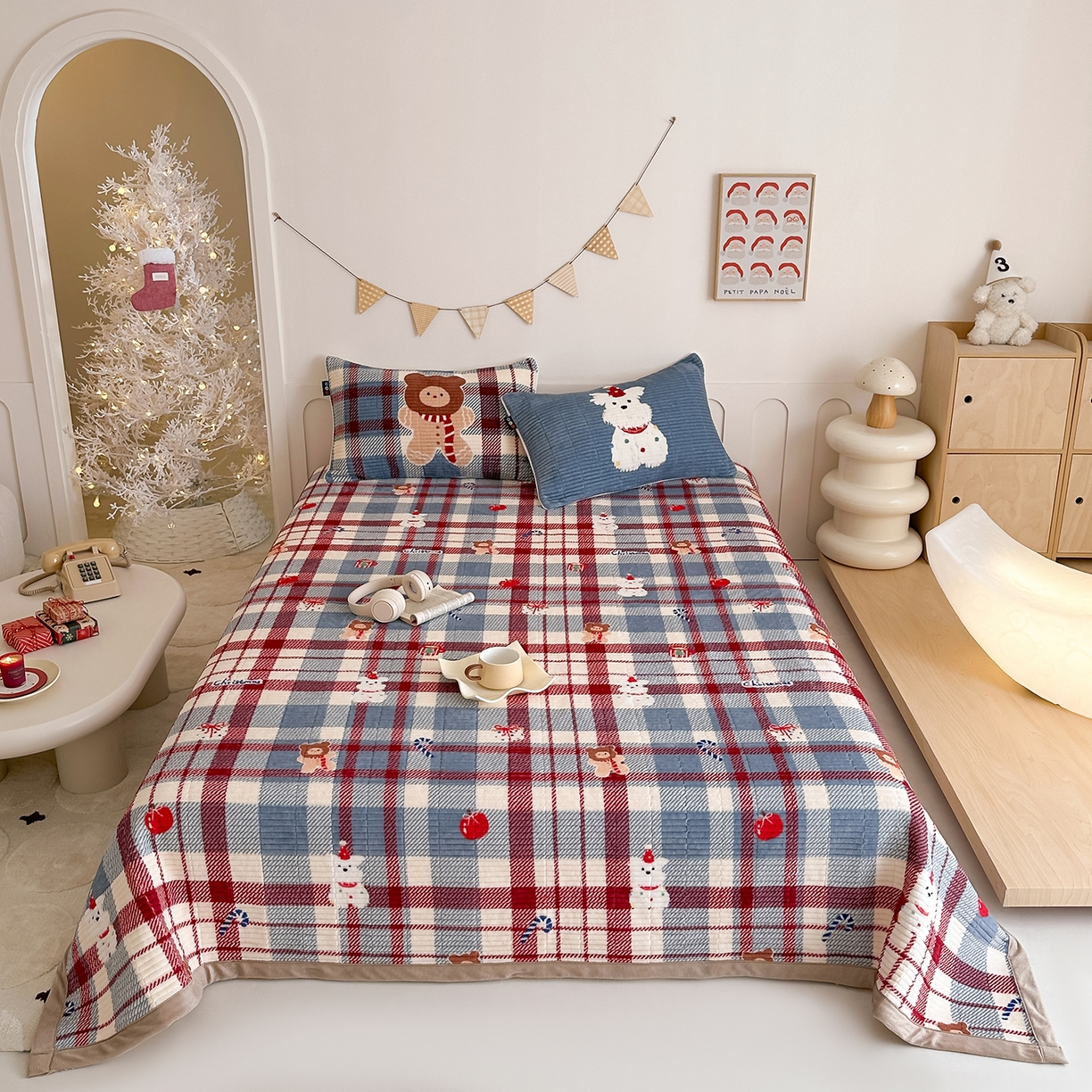 91家纺网 家纺一手货源 找家纺 RYB红黄兰 2025新款设计师原创数码印花牛奶绒夹棉床盖三件套 圣诞西高地