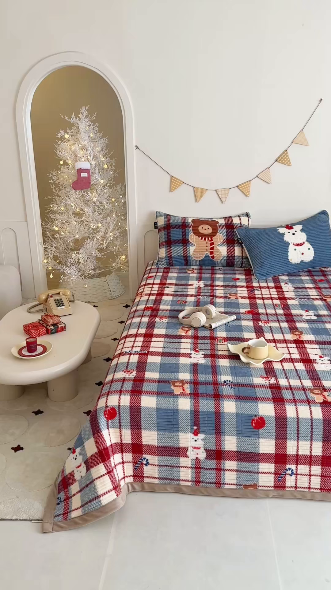 91家纺网 家纺一手货源 找家纺 RYB红黄兰 2025新款设计师原创数码印花牛奶绒夹棉床盖三件套 圣诞西高地