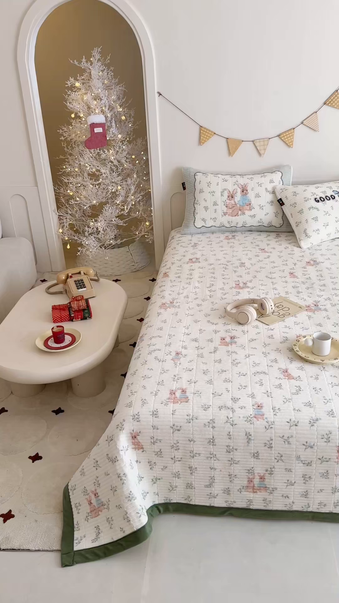 91家纺网 家纺一手货源 找家纺 RYB红黄兰 2025新款设计师原创数码印花牛奶绒夹棉床盖三件套 森林兔子