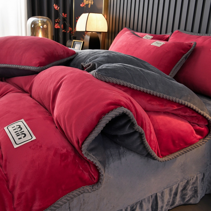 91家纺网 家纺一手货源 找家纺 妮恒美家纺 2025新款斜纹边贴标牛奶绒四件套 斜纹边-火山红＋深灰