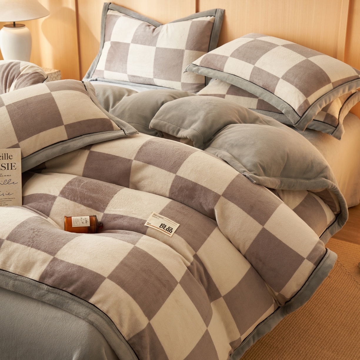 91家纺网 家纺一手货源 找家纺 寐绸家纺 2025新款牛奶绒无印风单被套 无印风被套-灰白格