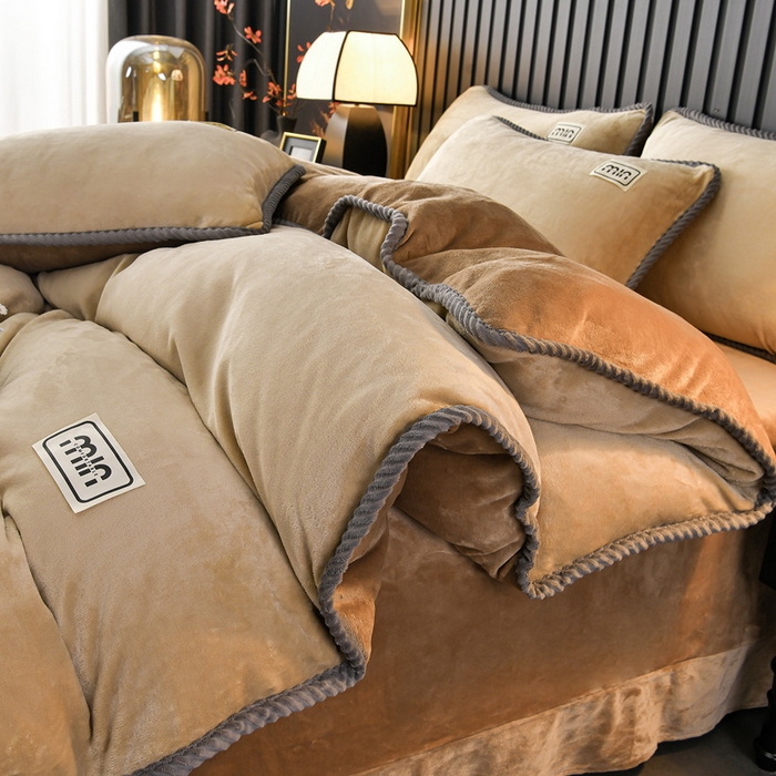 91家纺网 家纺一手货源 找家纺 妮恒美家纺 2025新款斜纹边贴标牛奶绒四件套 斜纹边-米驼＋深驼