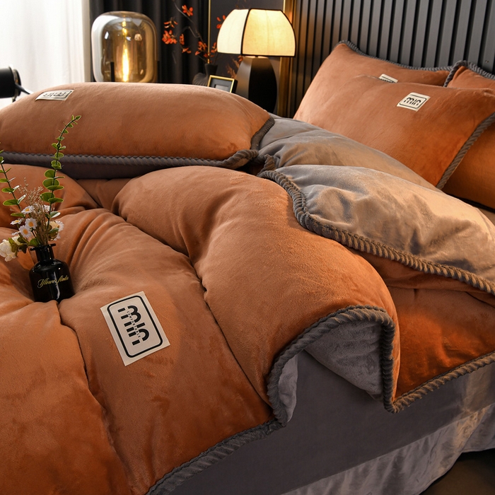 91家纺网 家纺一手货源 找家纺 妮恒美家纺 2025新款斜纹边贴标牛奶绒四件套 斜纹边-焦糖＋浅灰