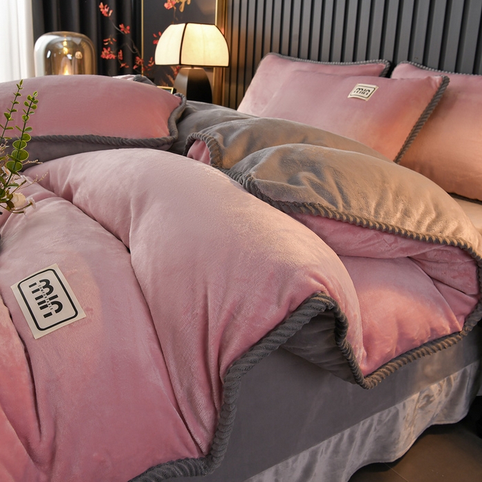 91家纺网 家纺一手货源 找家纺 妮恒美家纺 2025新款斜纹边贴标牛奶绒四件套 斜纹边-豆沙＋浅灰