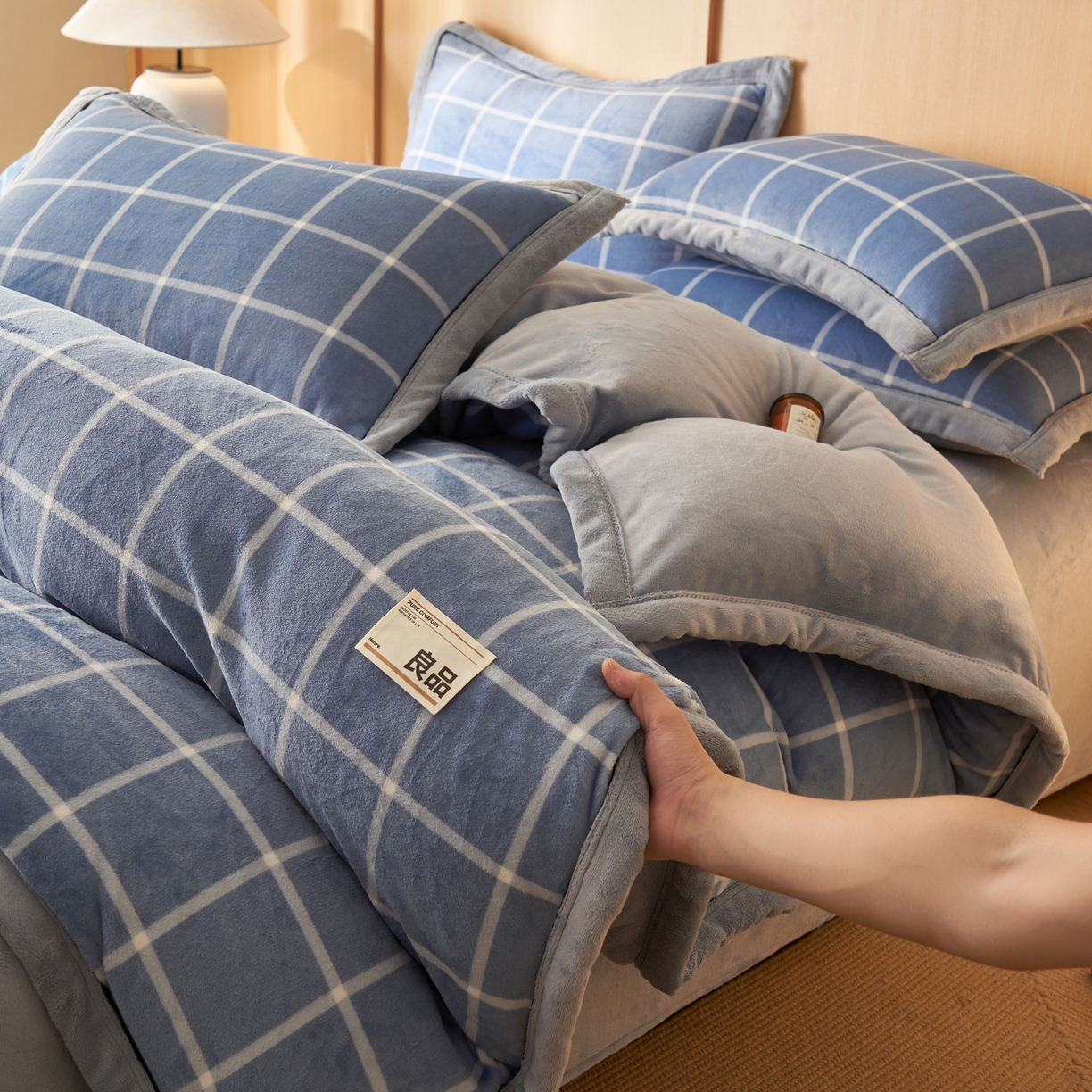 91家纺网 家纺一手货源 找家纺 寐绸家纺 2025新款牛奶绒无印风单被套 无印风被套-蓝调格