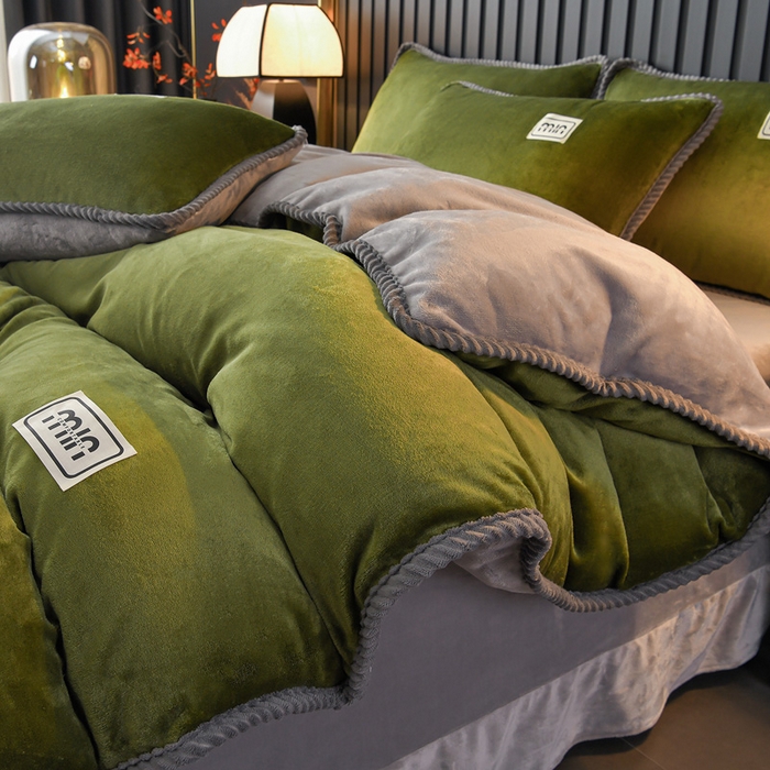 91家纺网 家纺一手货源 找家纺 妮恒美家纺 2025新款斜纹边贴标牛奶绒四件套 斜纹边-草绿＋浅灰