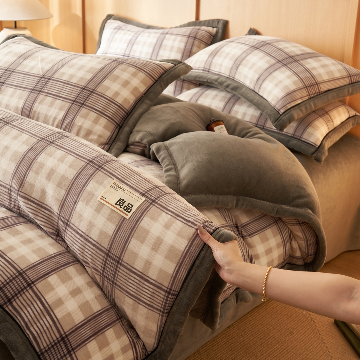 91家纺网 家纺一手货源 找家纺 寐绸家纺 2025新款牛奶绒无印风单被套 无印风被套-洛卡灰格