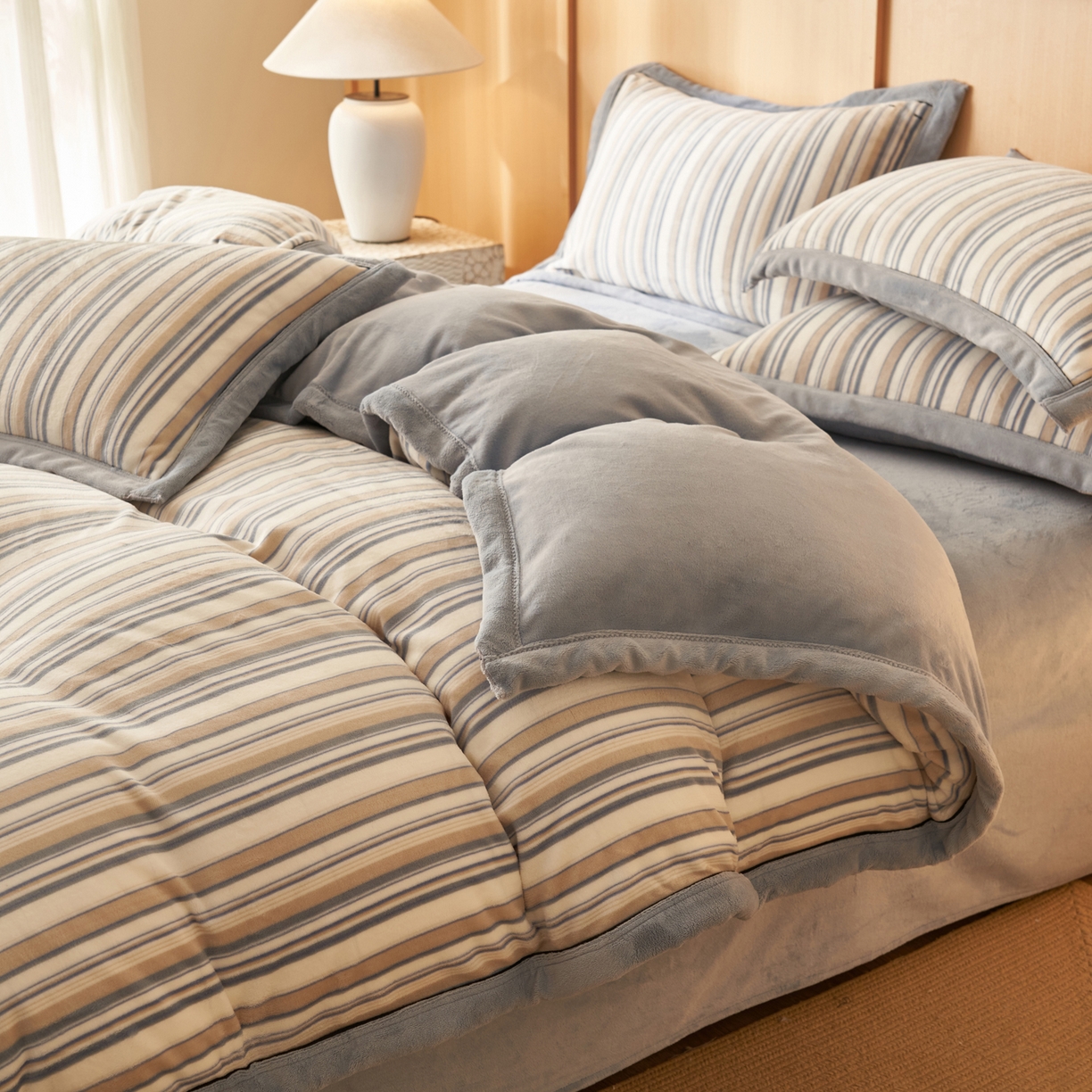 91家纺网 家纺一手货源 找家纺 寐绸家纺 2025新款牛奶绒无印风单被套 无印风被套-浅蓝竖条