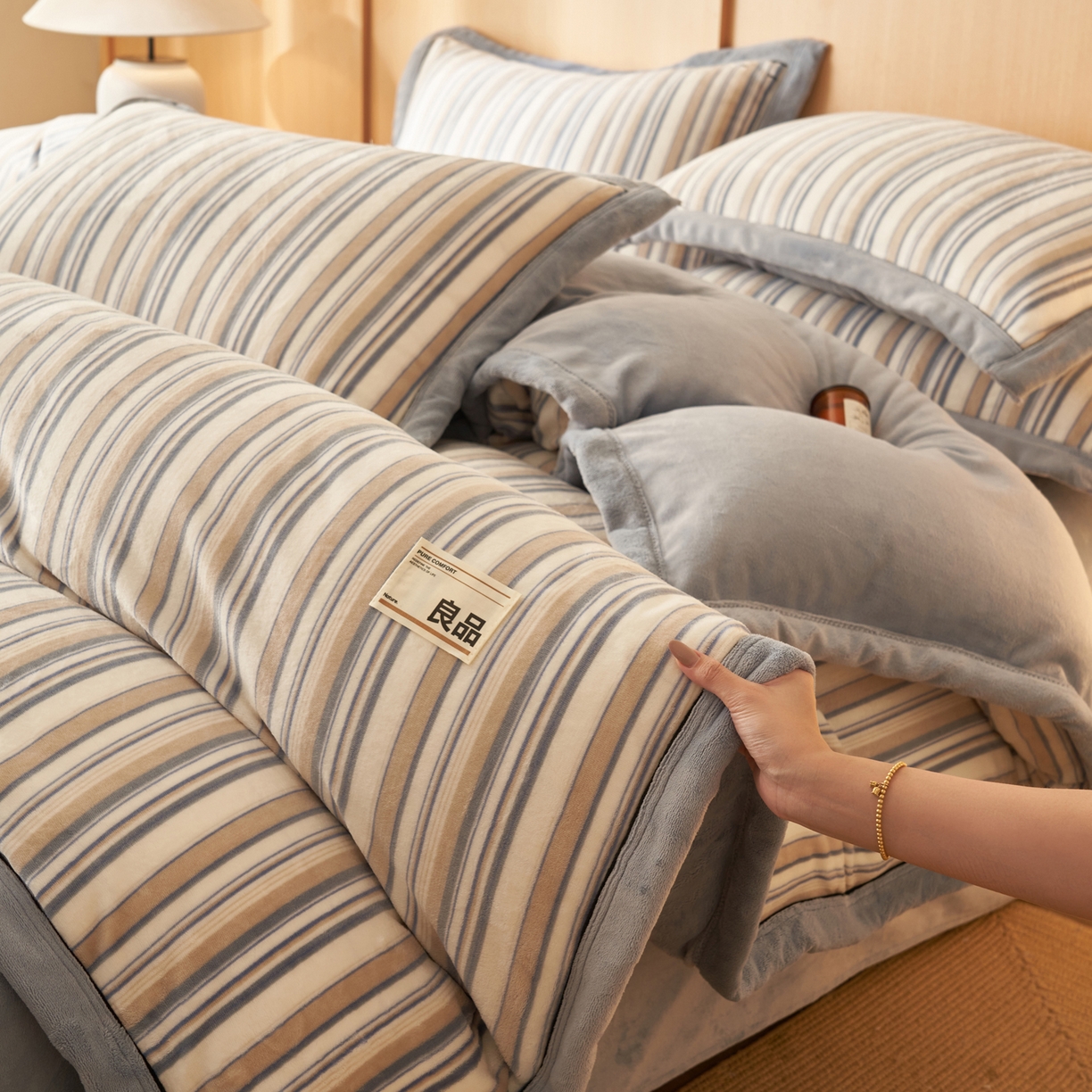 91家纺网 家纺一手货源 找家纺 寐绸家纺 2025新款牛奶绒无印风单被套 无印风被套-浅蓝竖条