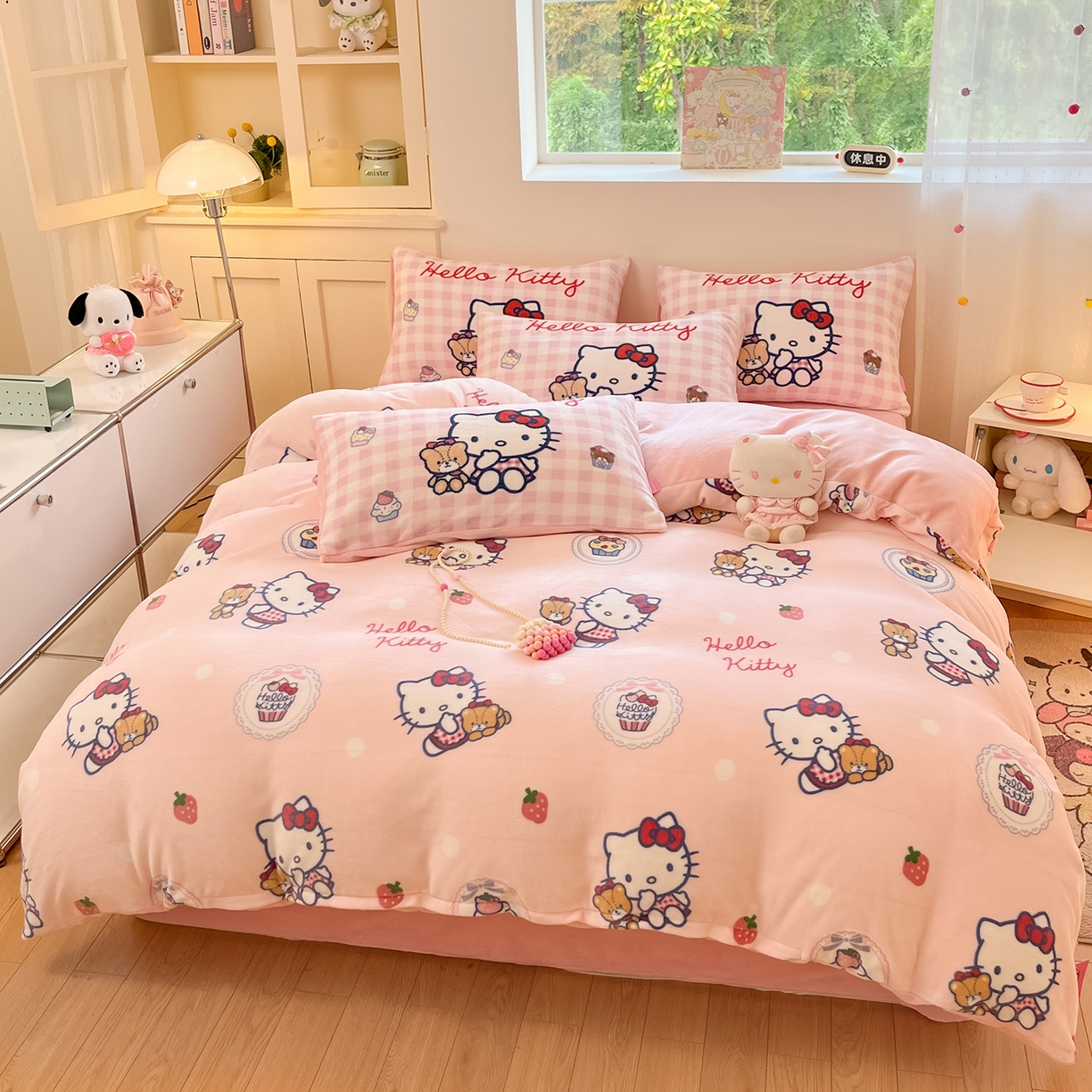 91家纺网 家纺一手货源 找家纺 （总）金爱家 2025新品正版三丽鸥授权Kitty数码大版枕套混搭卡通加厚高克重牛奶绒系列四件