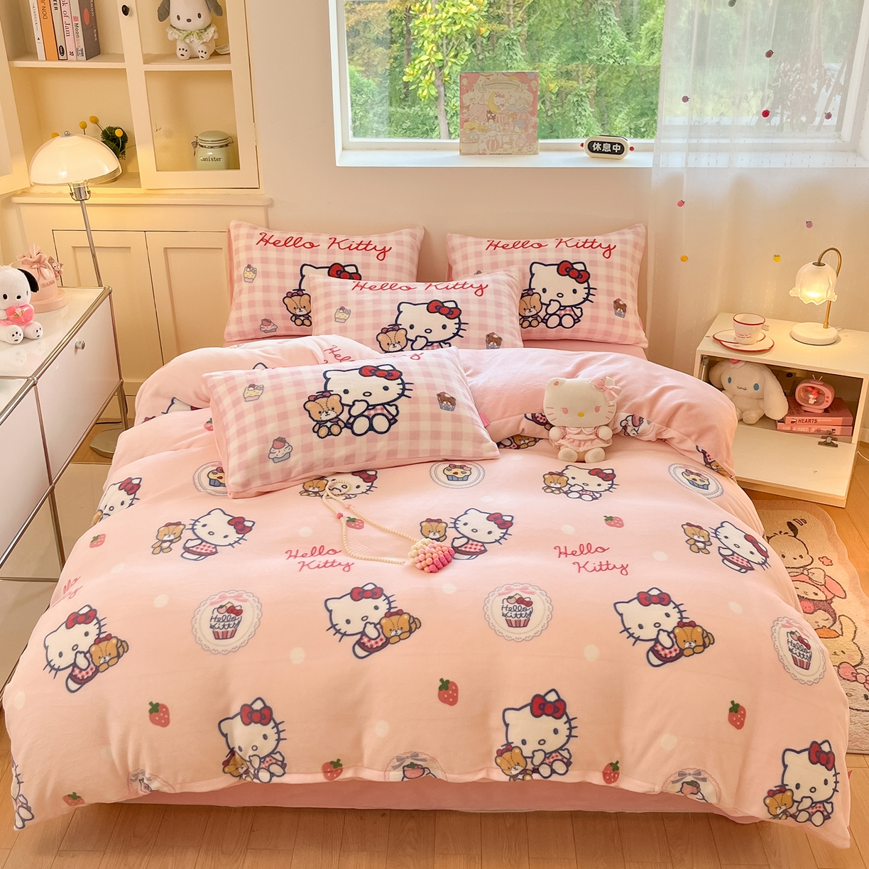 91家纺网 家纺一手货源 找家纺 （总）金爱家 2025新品正版三丽鸥授权Kitty数码大版枕套混搭卡通加厚高克重牛奶绒系列四件