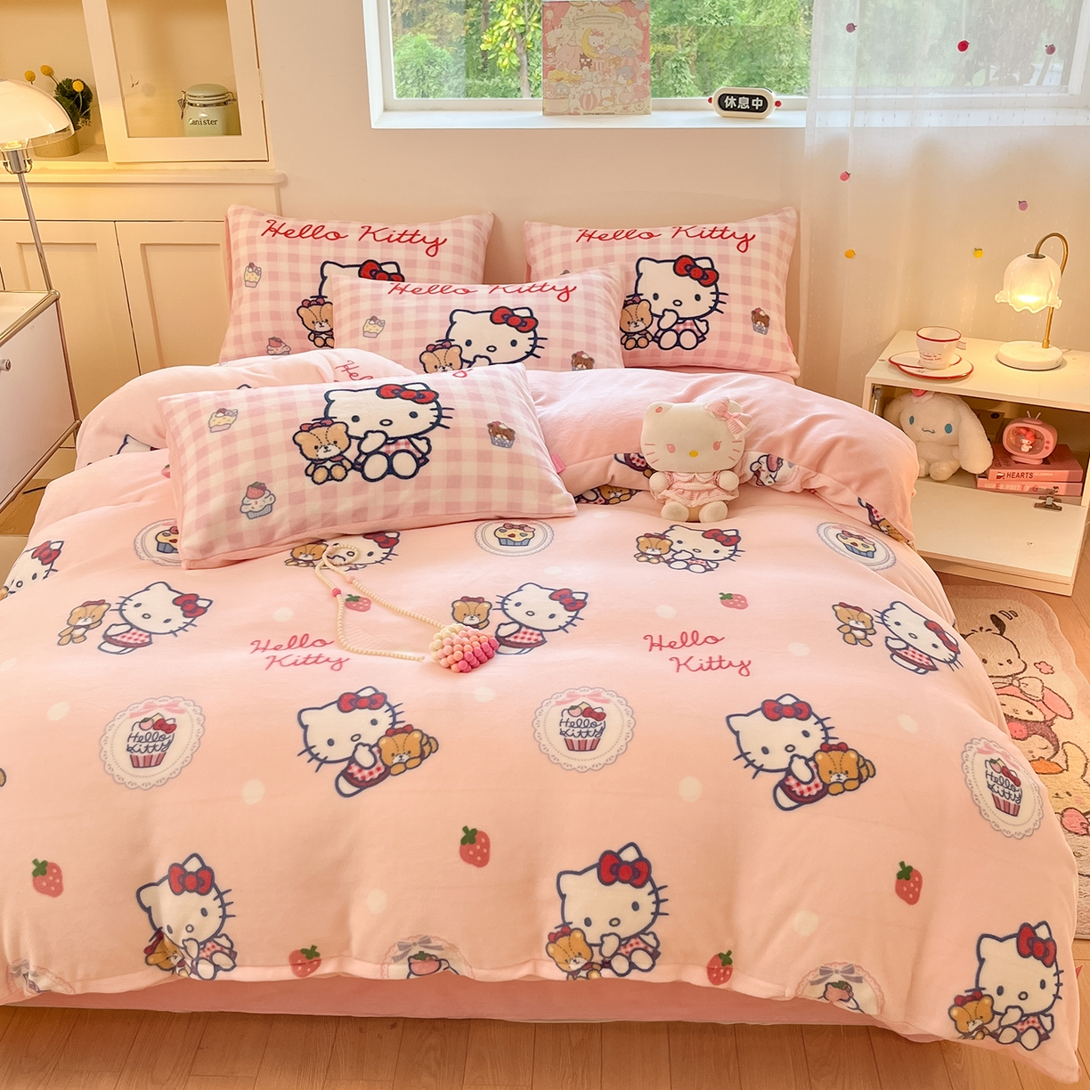 91家纺网 家纺一手货源 找家纺 （总）金爱家 2025新品正版三丽鸥授权Kitty数码大版枕套混搭卡通加厚高克重牛奶绒系列四件