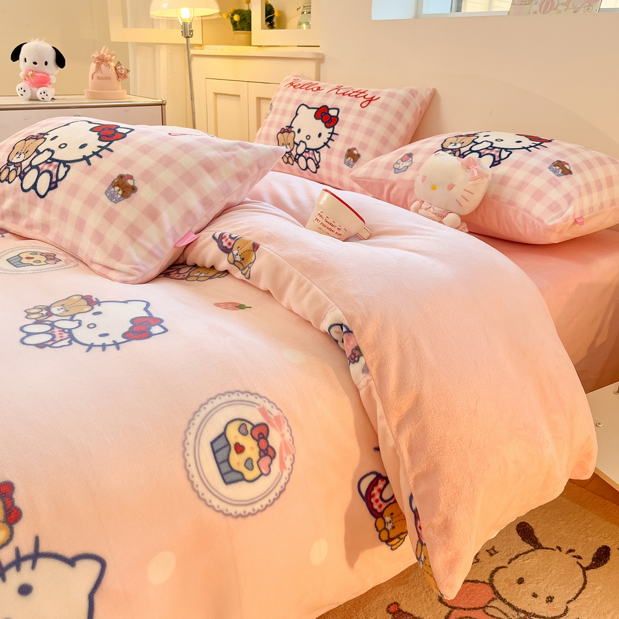 91家纺网 家纺一手货源 找家纺 （总）金爱家 2025新品正版三丽鸥授权Kitty数码大版枕套混搭卡通加厚高克重牛奶绒系列四件