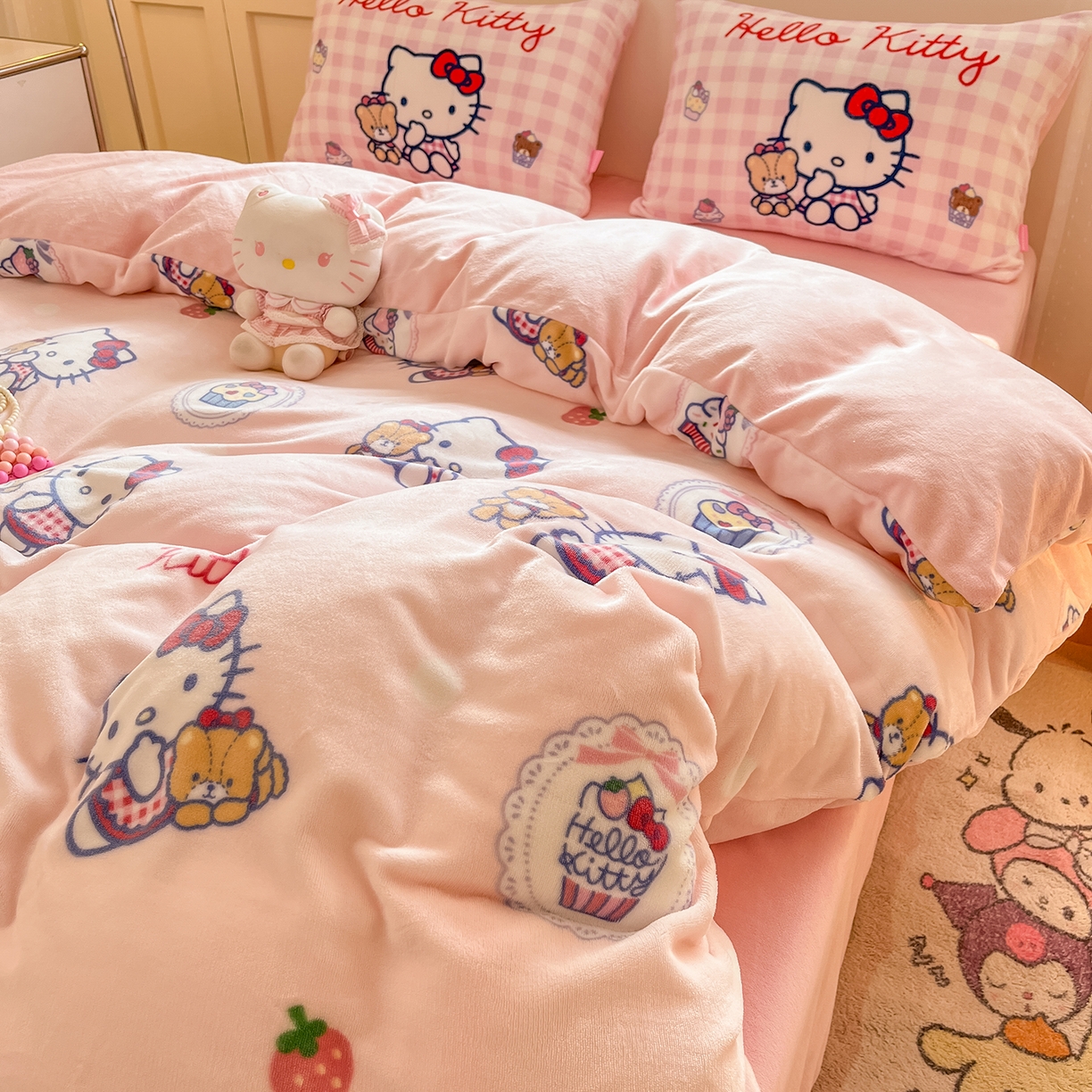 91家纺网 家纺一手货源 找家纺 （总）金爱家 2025新品正版三丽鸥授权Kitty数码大版枕套混搭卡通加厚高克重牛奶绒系列四件