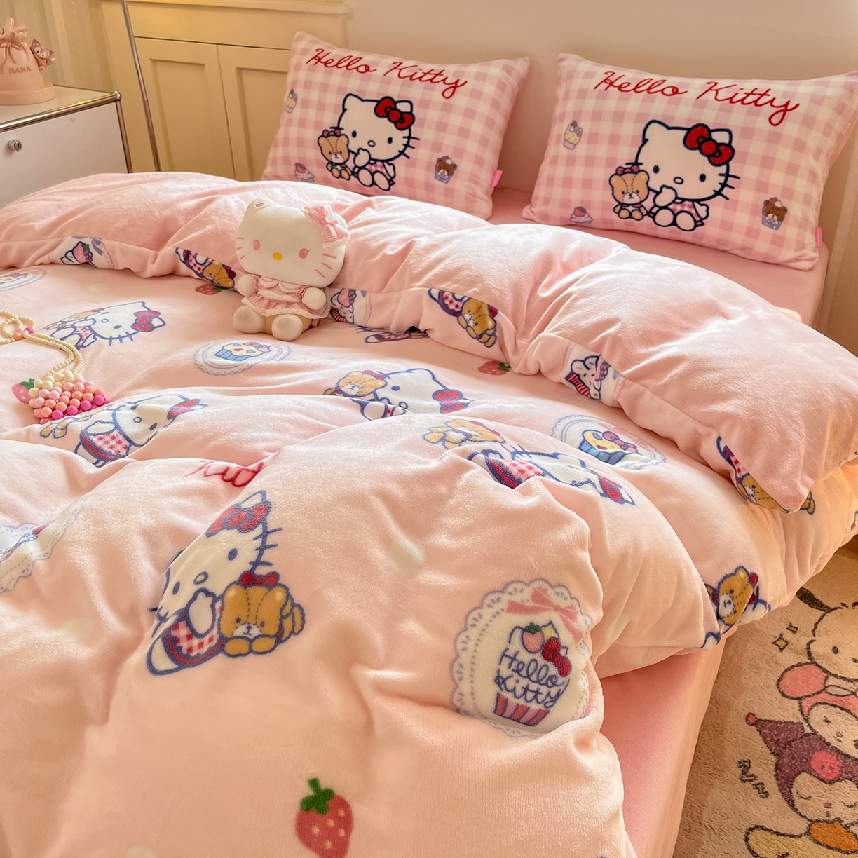 91家纺网 家纺一手货源 找家纺 （总）金爱家 2025新品正版三丽鸥授权Kitty数码大版枕套混搭卡通加厚高克重牛奶绒系列四件