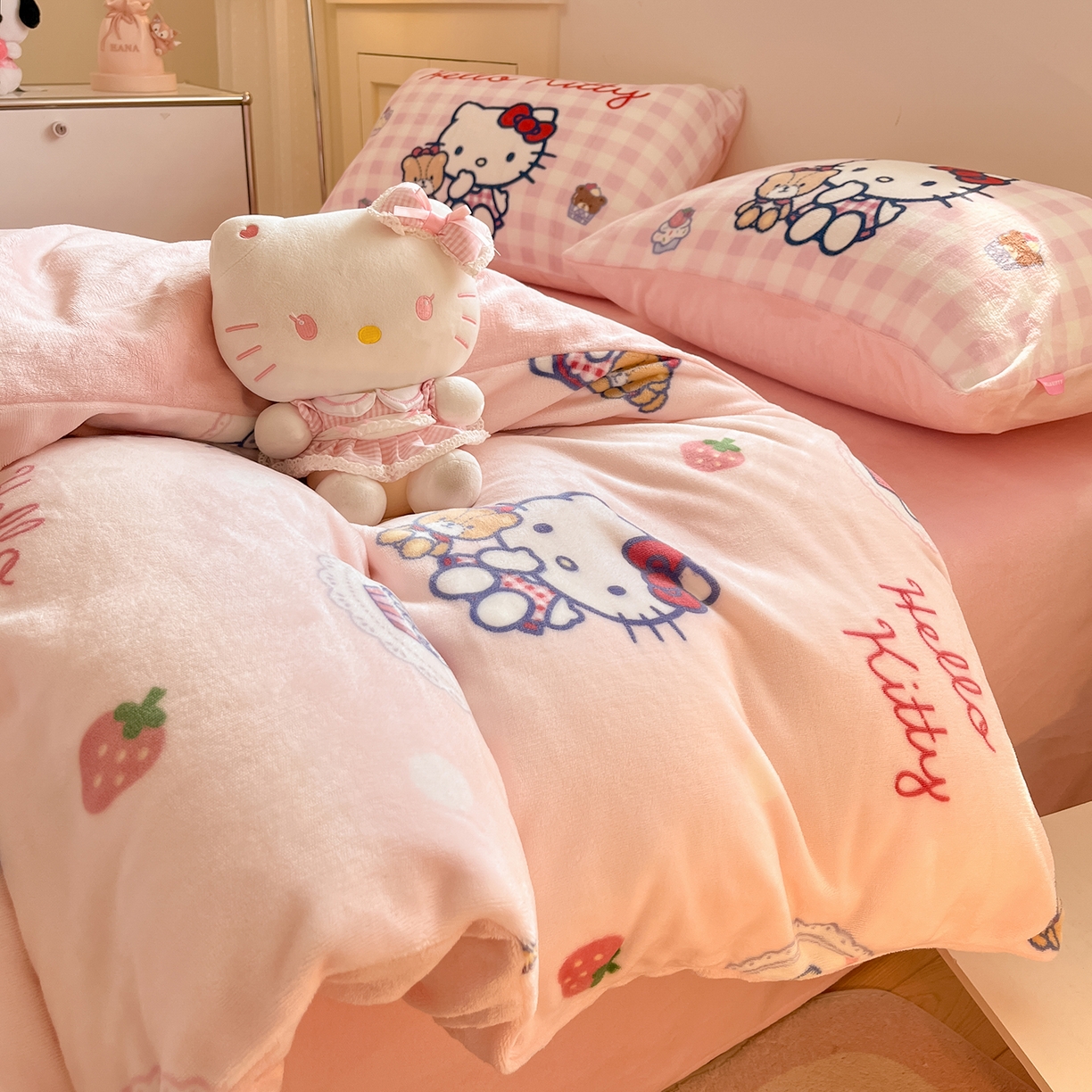 91家纺网 家纺一手货源 找家纺 （总）金爱家 2025新品正版三丽鸥授权Kitty数码大版枕套混搭卡通加厚高克重牛奶绒系列四件