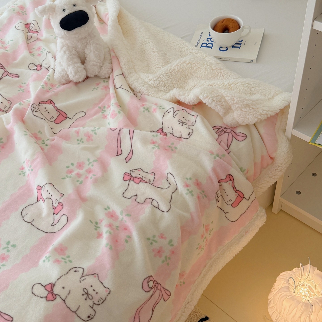 91家纺网 家纺一手货源 找家纺 顾里家纺 2025新款ins韩系少女牛奶羊羔绒盖毯毛毯 丝带碎花猫咪