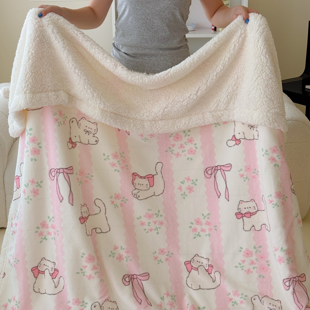 91家纺网 家纺一手货源 找家纺 顾里家纺 2025新款ins韩系少女牛奶羊羔绒盖毯毛毯 丝带碎花猫咪