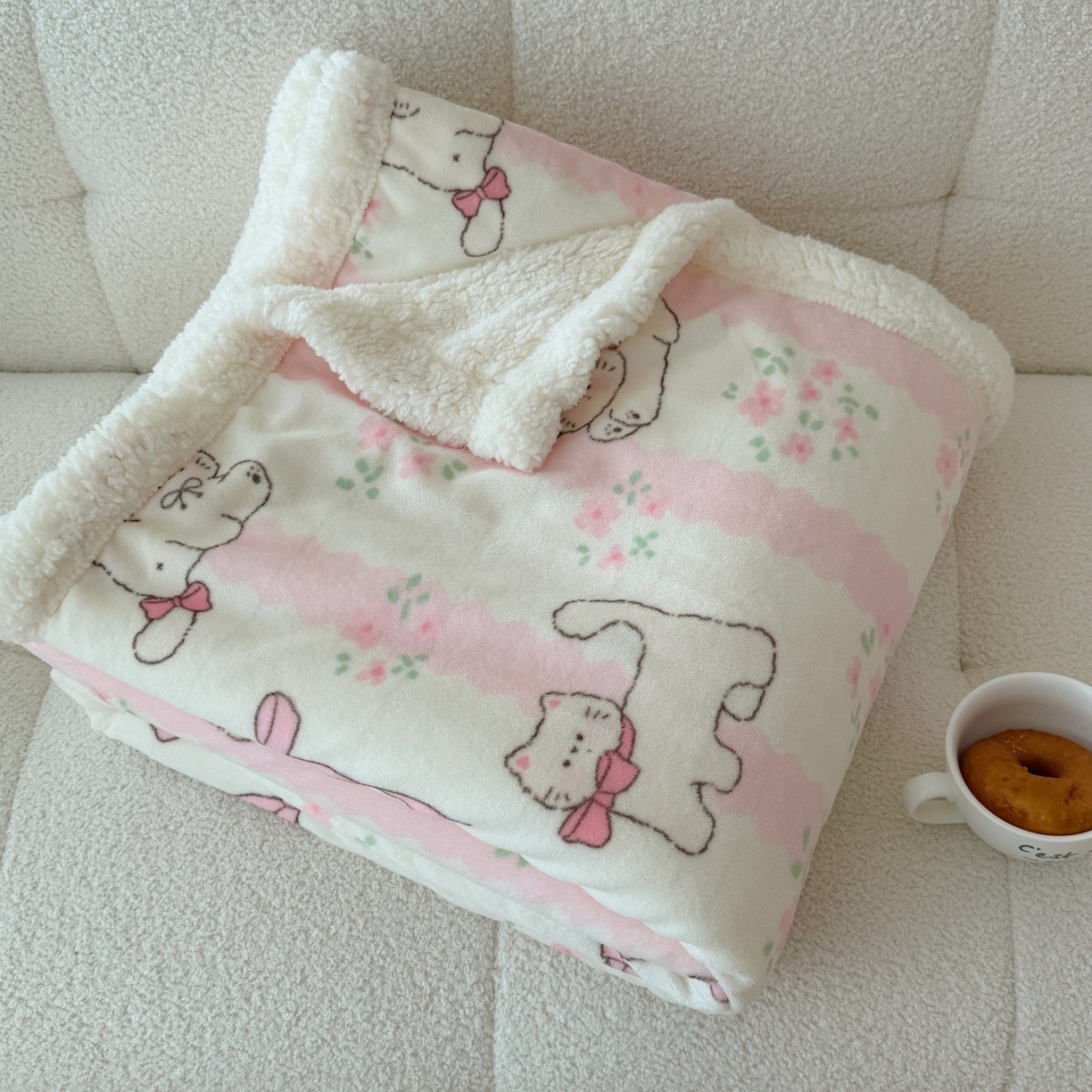 91家纺网 家纺一手货源 找家纺 顾里家纺 2025新款ins韩系少女牛奶羊羔绒盖毯毛毯 丝带碎花猫咪