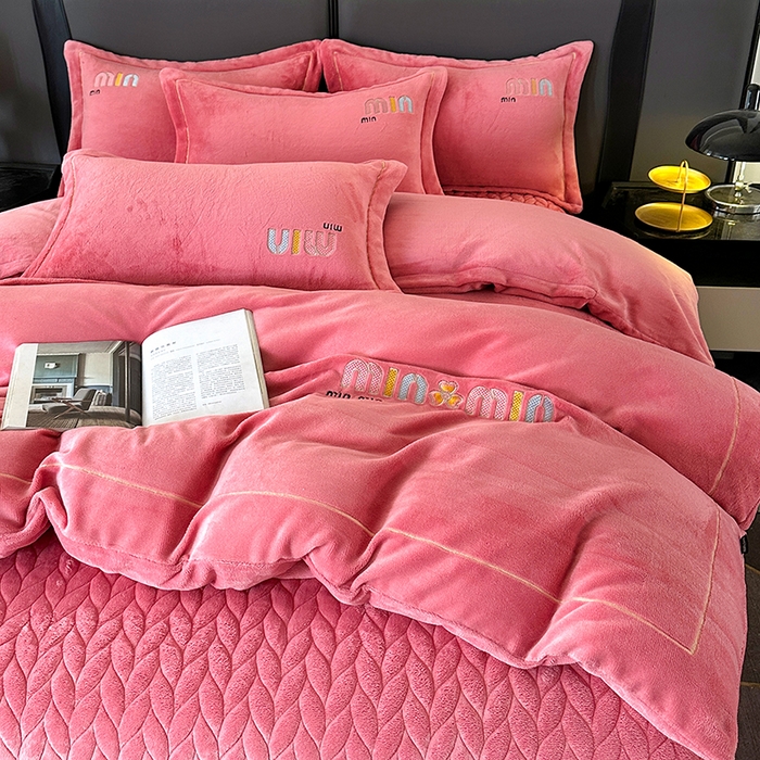 91家纺网 家纺一手货源 找家纺 （总）柏薇 2025新款高克重牛奶绒绣花床盖四件套-缪系列