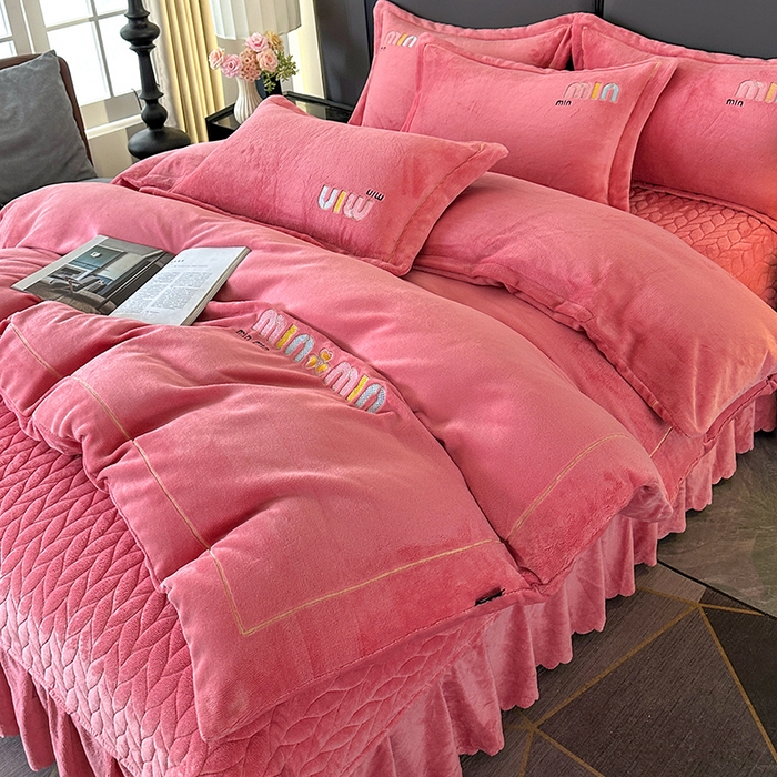 91家纺网 家纺一手货源 找家纺 （总）柏薇 2025新款高克重牛奶绒绣花床盖四件套-缪系列