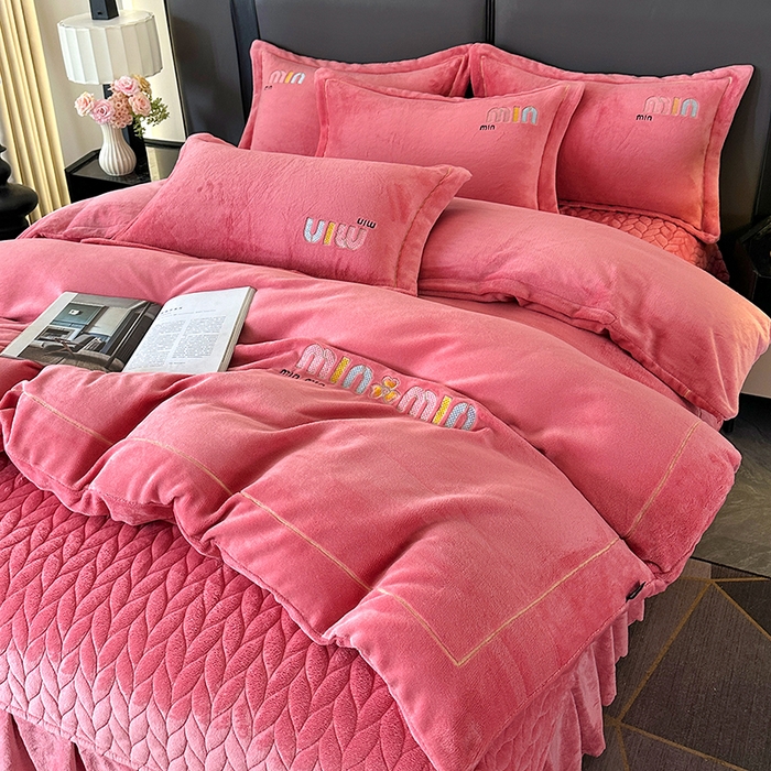 91家纺网 家纺一手货源 找家纺 （总）柏薇 2025新款高克重牛奶绒绣花床盖四件套-缪系列