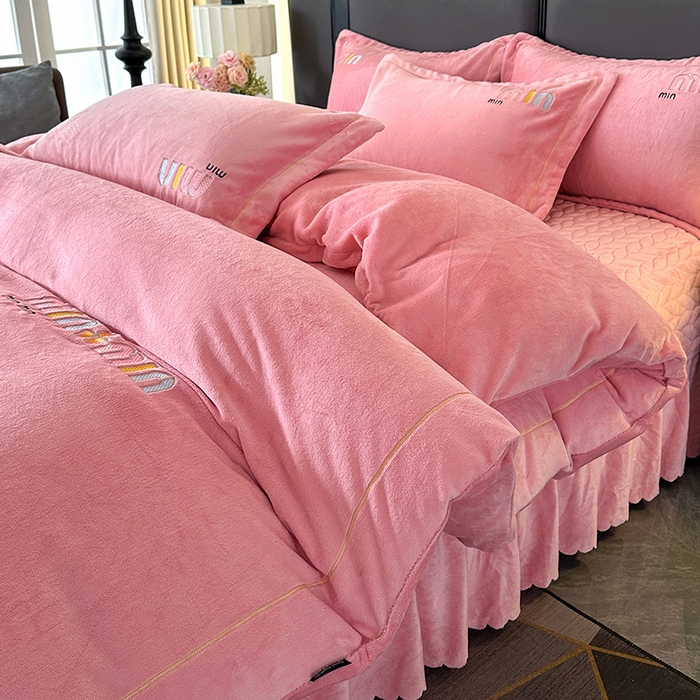 91家纺网 家纺一手货源 找家纺 （总）柏薇 2025新款高克重牛奶绒绣花床盖四件套-缪系列