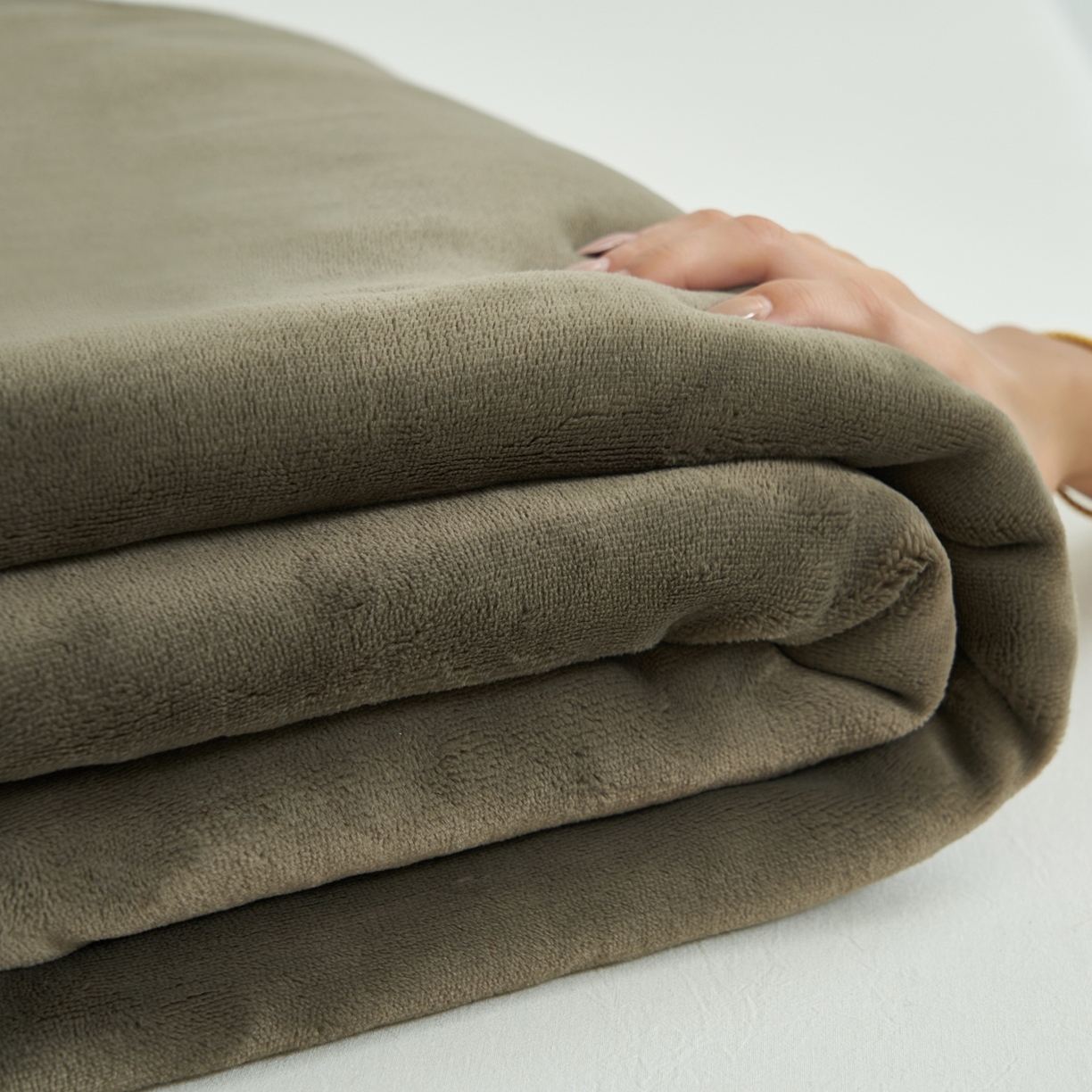 91家纺网 家纺一手货源 找家纺 寐绸家纺 2025新款牛奶绒纯色暖绒床笠 暖绒床笠-暗墨绿