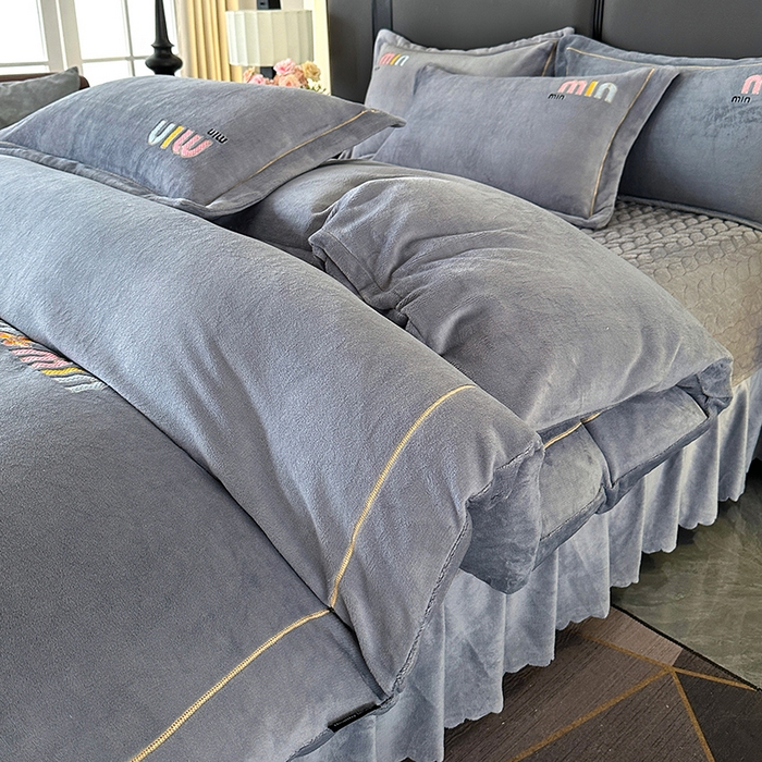 91家纺网 家纺一手货源 找家纺 （总）柏薇 2025新款高克重牛奶绒绣花床盖四件套-缪系列