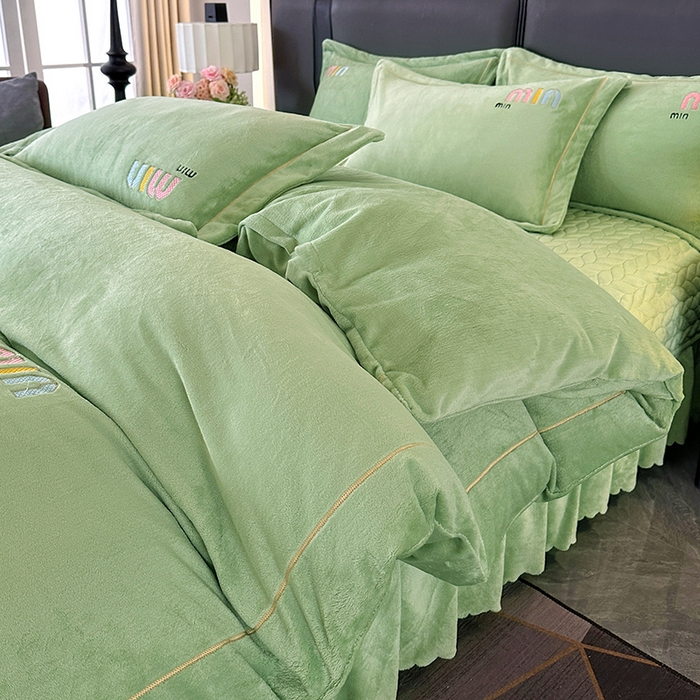 91家纺网 家纺一手货源 找家纺 （总）柏薇 2025新款高克重牛奶绒绣花床盖四件套-缪系列