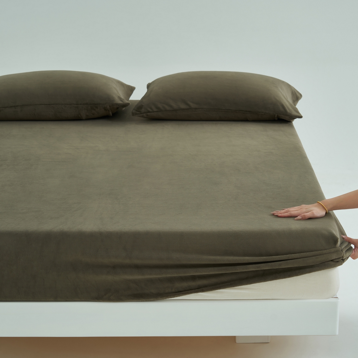 91家纺网 家纺一手货源 找家纺 寐绸家纺 2025新款牛奶绒纯色暖绒床笠 暖绒床笠-暗墨绿