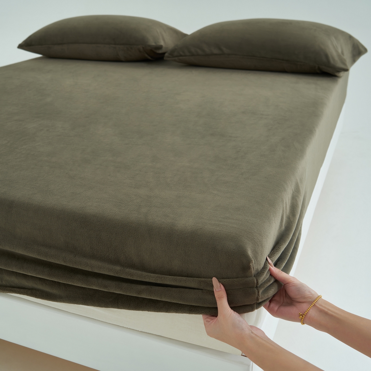 91家纺网 家纺一手货源 找家纺 寐绸家纺 2025新款牛奶绒纯色暖绒床笠 暖绒床笠-暗墨绿