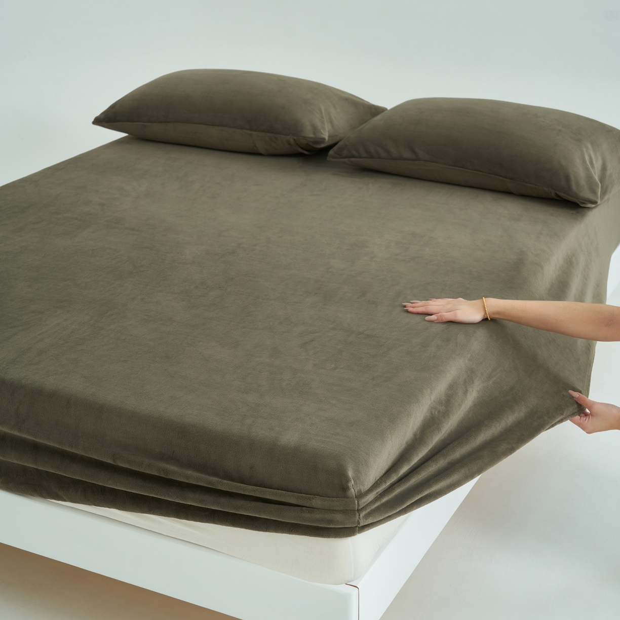 91家纺网 家纺一手货源 找家纺 寐绸家纺 2025新款牛奶绒纯色暖绒床笠 暖绒床笠-暗墨绿