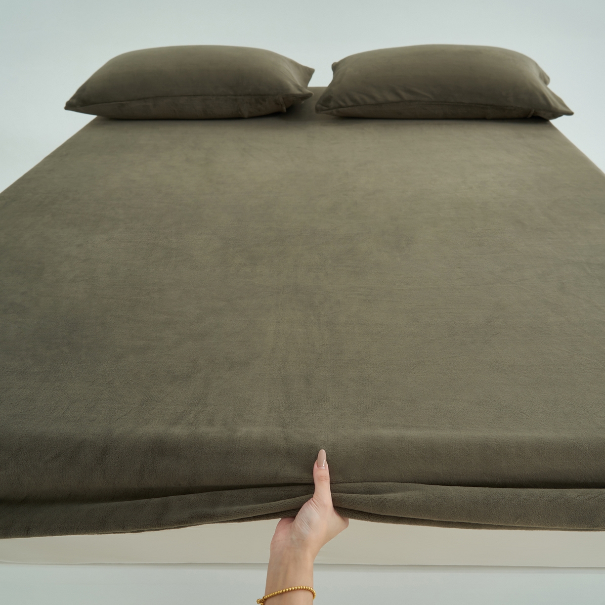 91家纺网 家纺一手货源 找家纺 寐绸家纺 2025新款牛奶绒纯色暖绒床笠 暖绒床笠-暗墨绿