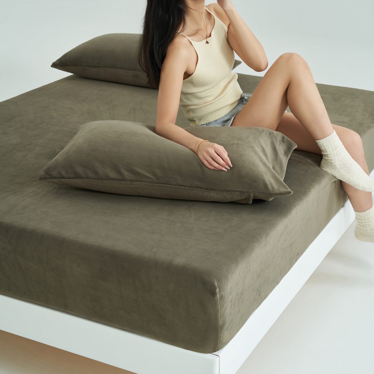 91家纺网 家纺一手货源 找家纺 寐绸家纺 2025新款牛奶绒纯色暖绒床笠 暖绒床笠-暗墨绿