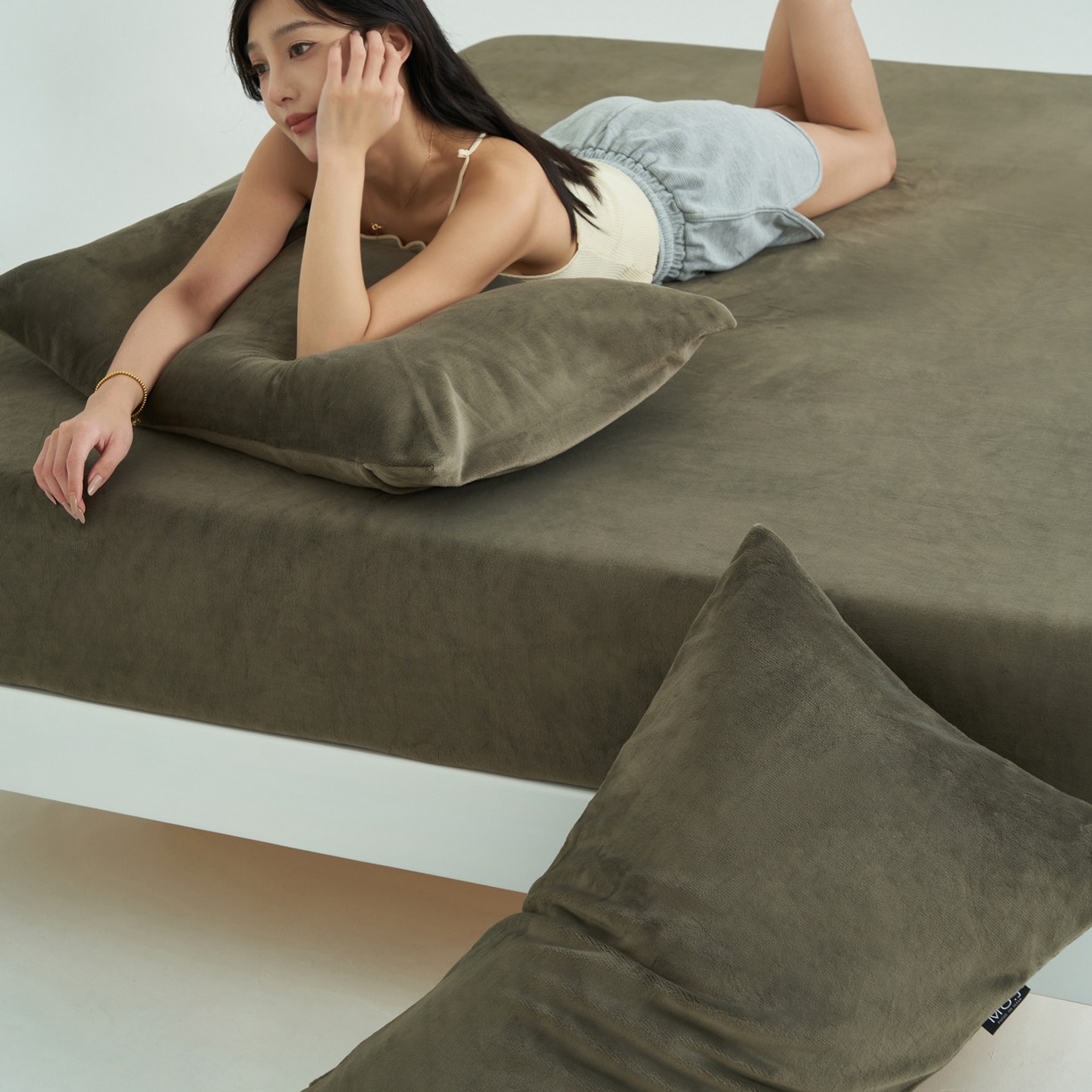 91家纺网 家纺一手货源 找家纺 寐绸家纺 2025新款牛奶绒纯色暖绒床笠 暖绒床笠-暗墨绿