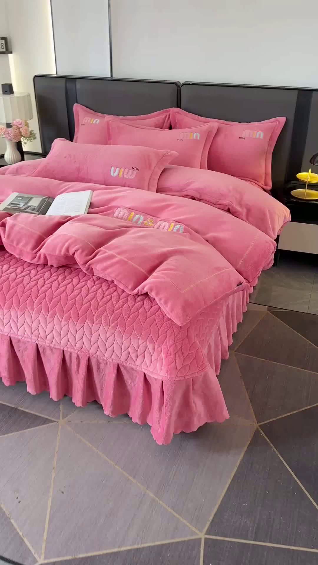 91家纺网 家纺一手货源 找家纺 柏薇 2025新款高克重牛奶绒绣花床盖四件套-缪系列 豆沙色