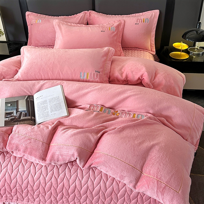 91家纺网 家纺一手货源 找家纺 柏薇 2025新款高克重牛奶绒绣花床盖四件套-缪系列 粉色