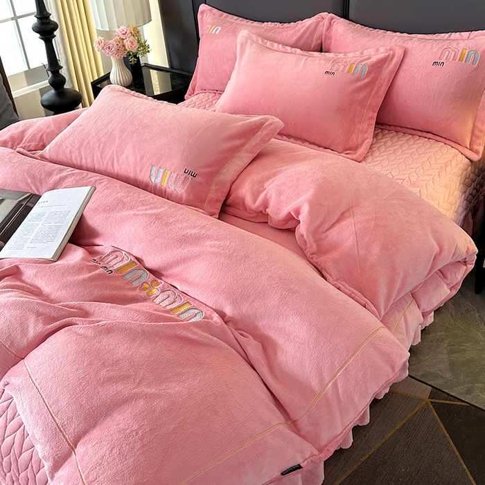 91家纺网 家纺一手货源 找家纺 柏薇 2025新款高克重牛奶绒绣花床盖四件套-缪系列 粉色