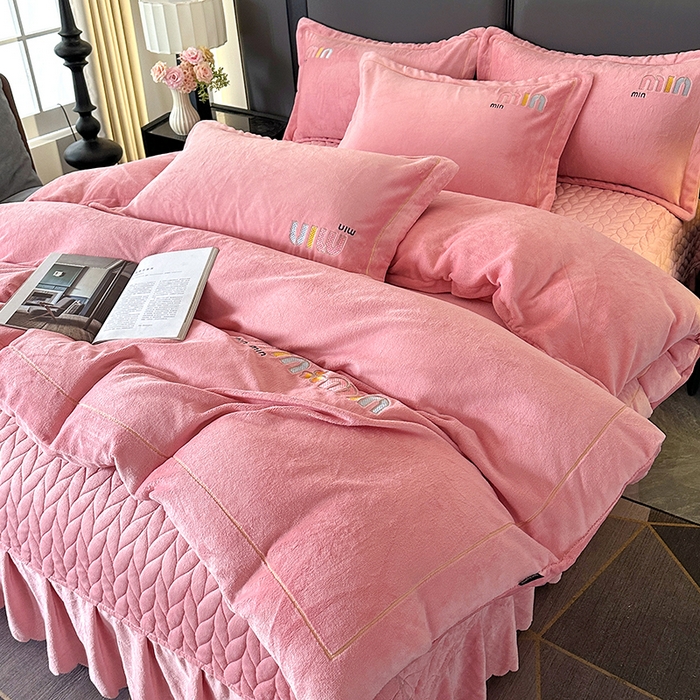 91家纺网 家纺一手货源 找家纺 柏薇 2025新款高克重牛奶绒绣花床盖四件套-缪系列 粉色
