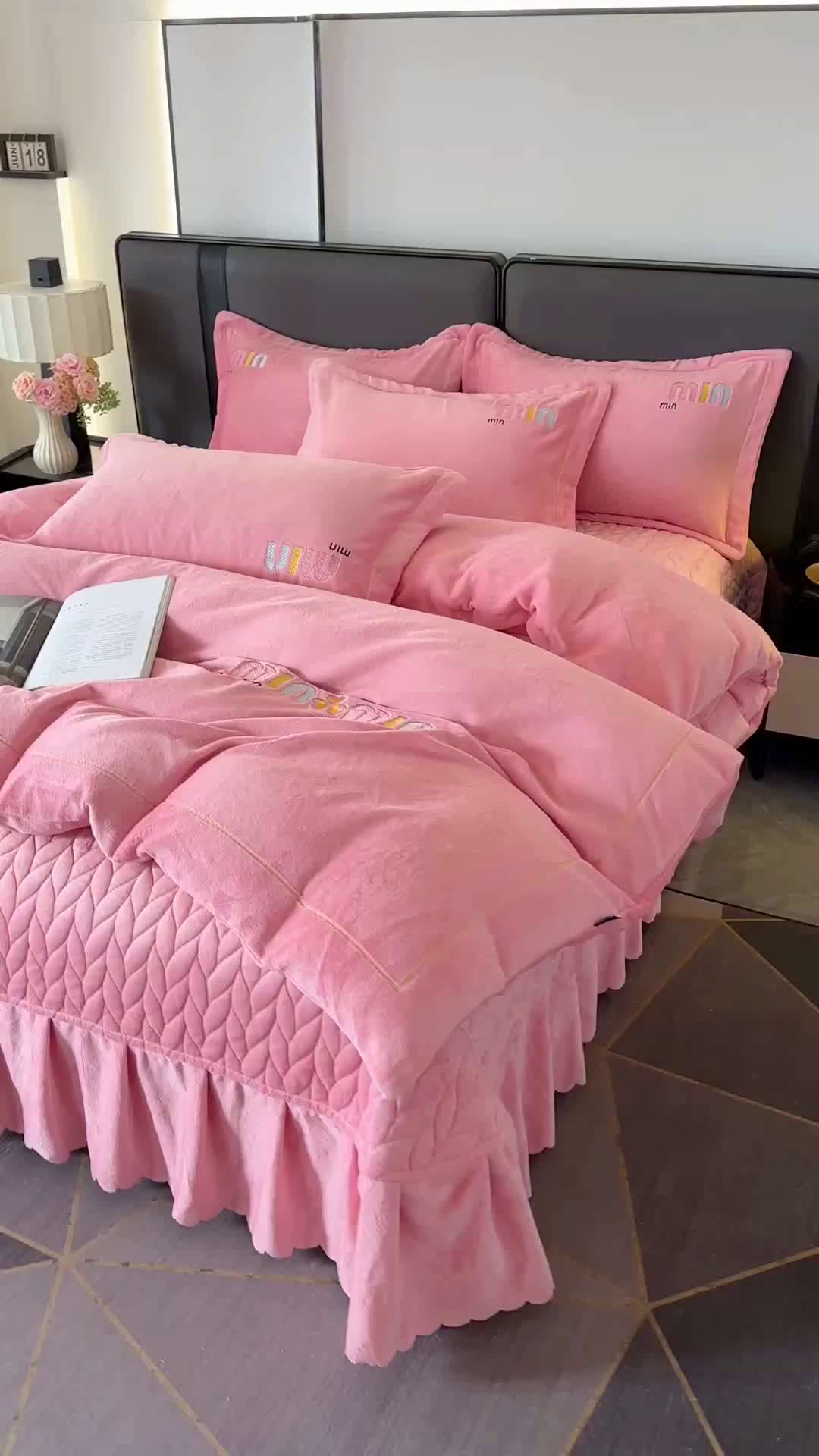 91家纺网 家纺一手货源 找家纺 柏薇 2025新款高克重牛奶绒绣花床盖四件套-缪系列 粉色