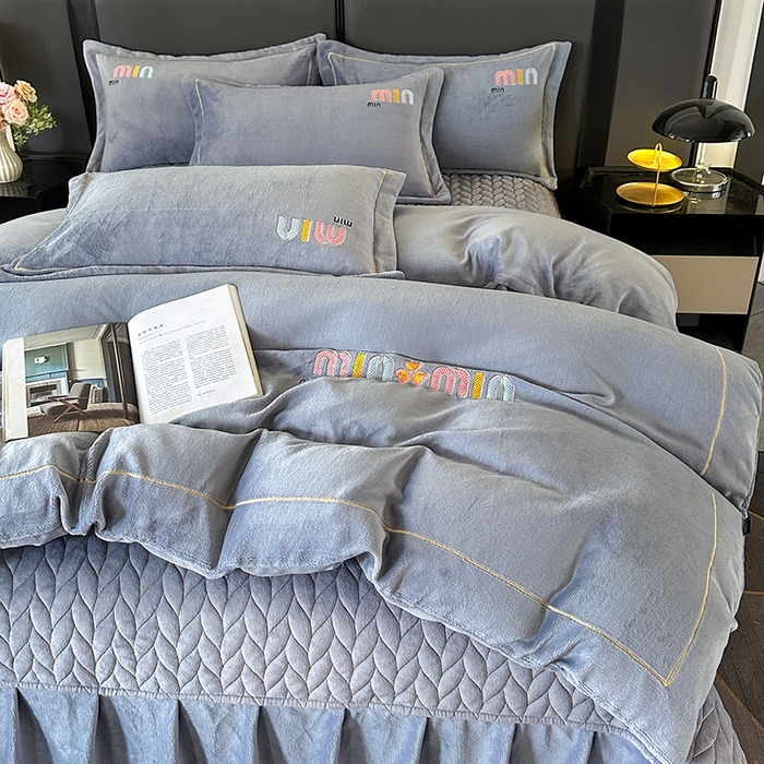 91家纺网 家纺一手货源 找家纺 柏薇 2025新款高克重牛奶绒绣花床盖四件套-缪系列 灰色