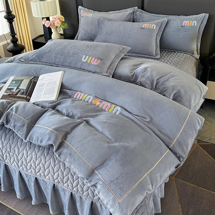 91家纺网 家纺一手货源 找家纺 柏薇 2025新款高克重牛奶绒绣花床盖四件套-缪系列 灰色