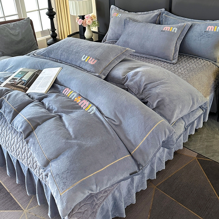 91家纺网 家纺一手货源 找家纺 柏薇 2025新款高克重牛奶绒绣花床盖四件套-缪系列 灰色