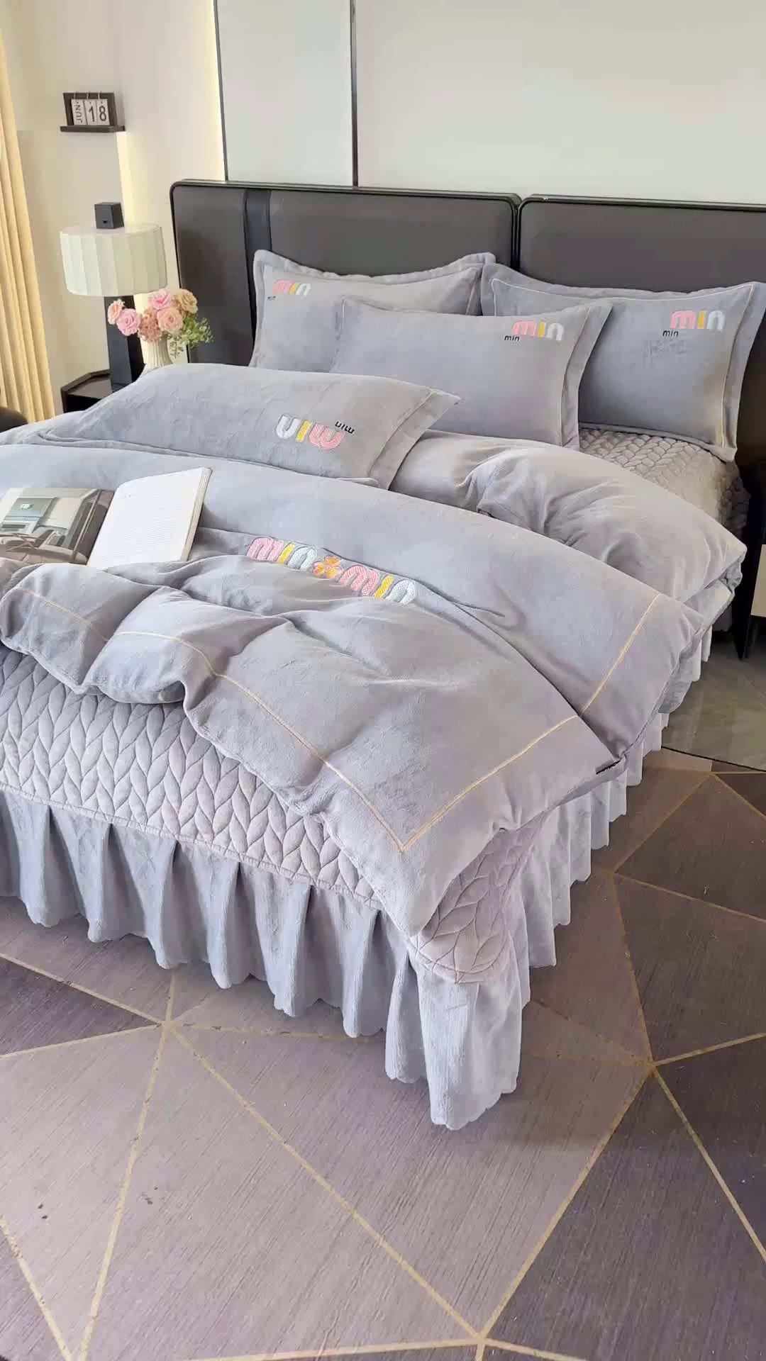 91家纺网 家纺一手货源 找家纺 柏薇 2025新款高克重牛奶绒绣花床盖四件套-缪系列 灰色