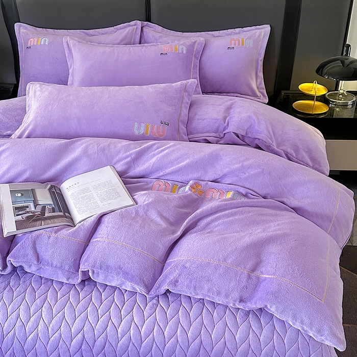 91家纺网 家纺一手货源 找家纺 柏薇 2025新款高克重牛奶绒绣花床盖四件套-缪系列 梦幻紫