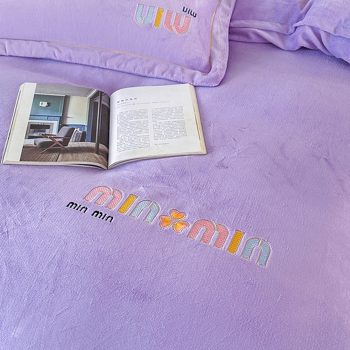 91家纺网 家纺一手货源 找家纺 柏薇 2025新款高克重牛奶绒绣花床盖四件套-缪系列 梦幻紫