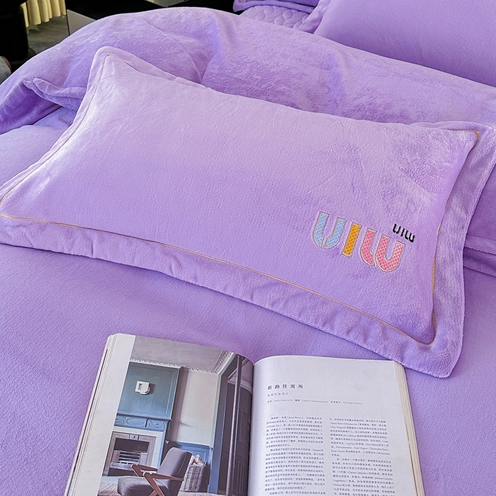 91家纺网 家纺一手货源 找家纺 柏薇 2025新款高克重牛奶绒绣花床盖四件套-缪系列 梦幻紫