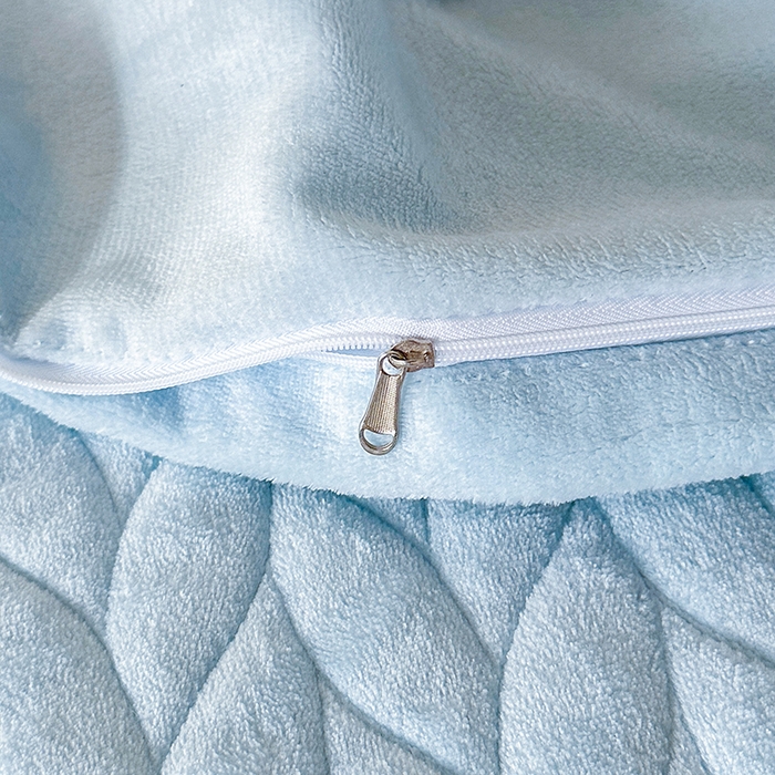 91家纺网 家纺一手货源 找家纺 柏薇 2025新款高克重牛奶绒绣花床盖四件套-缪系列 奶蓝色